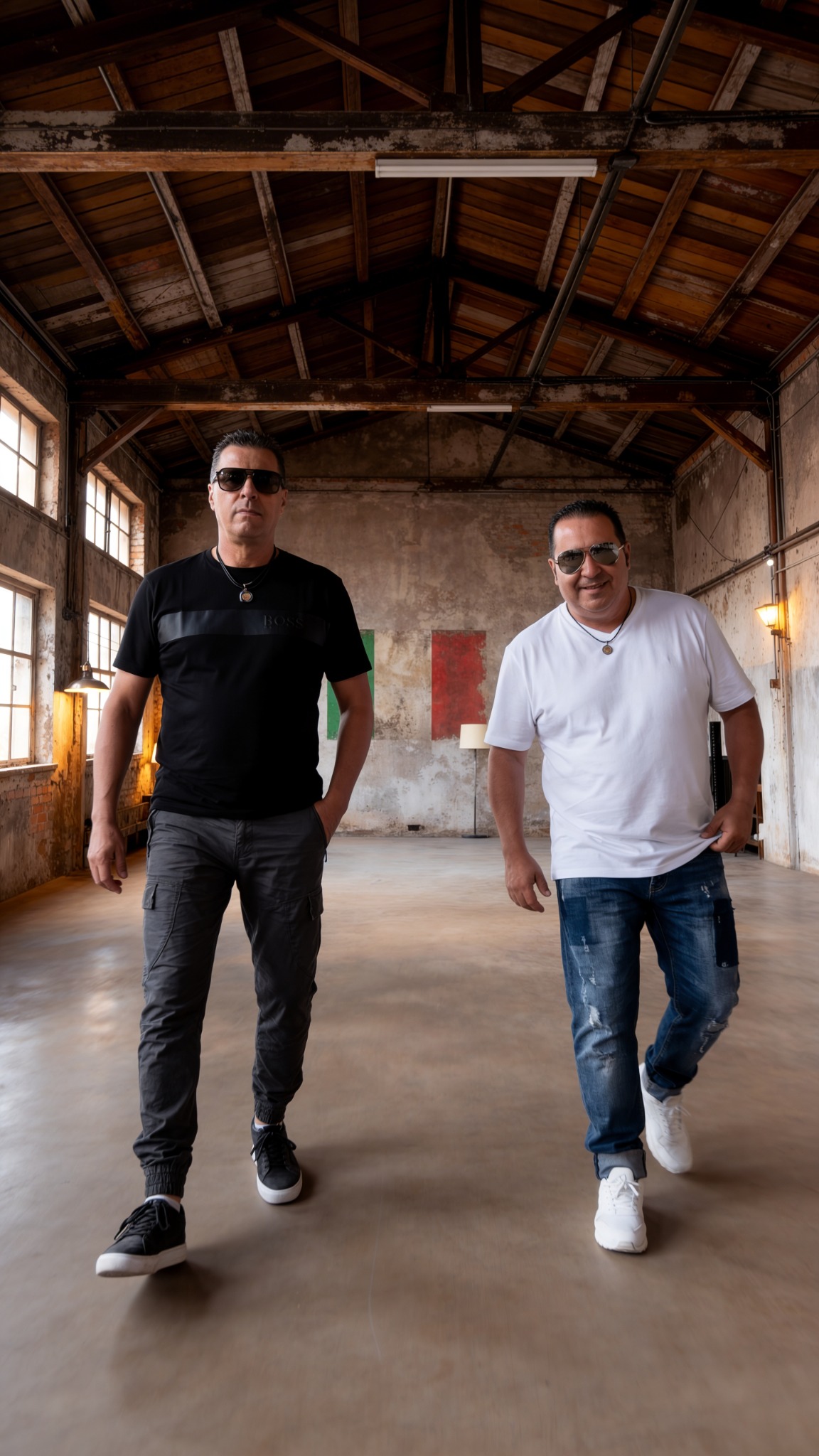 Duo-Fotoshooting in einer Industriehalle