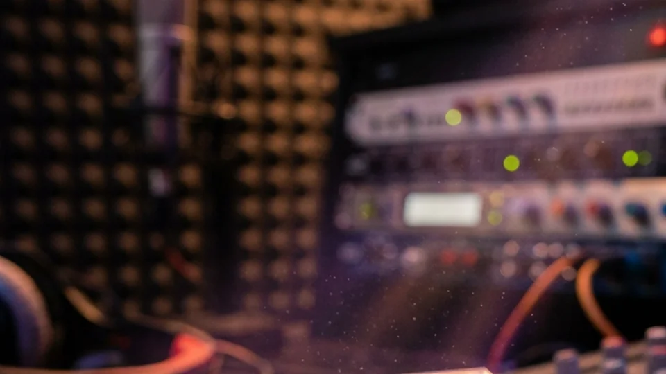 Mikrofon und Audiotechnik in einem professionellen Tonstudio