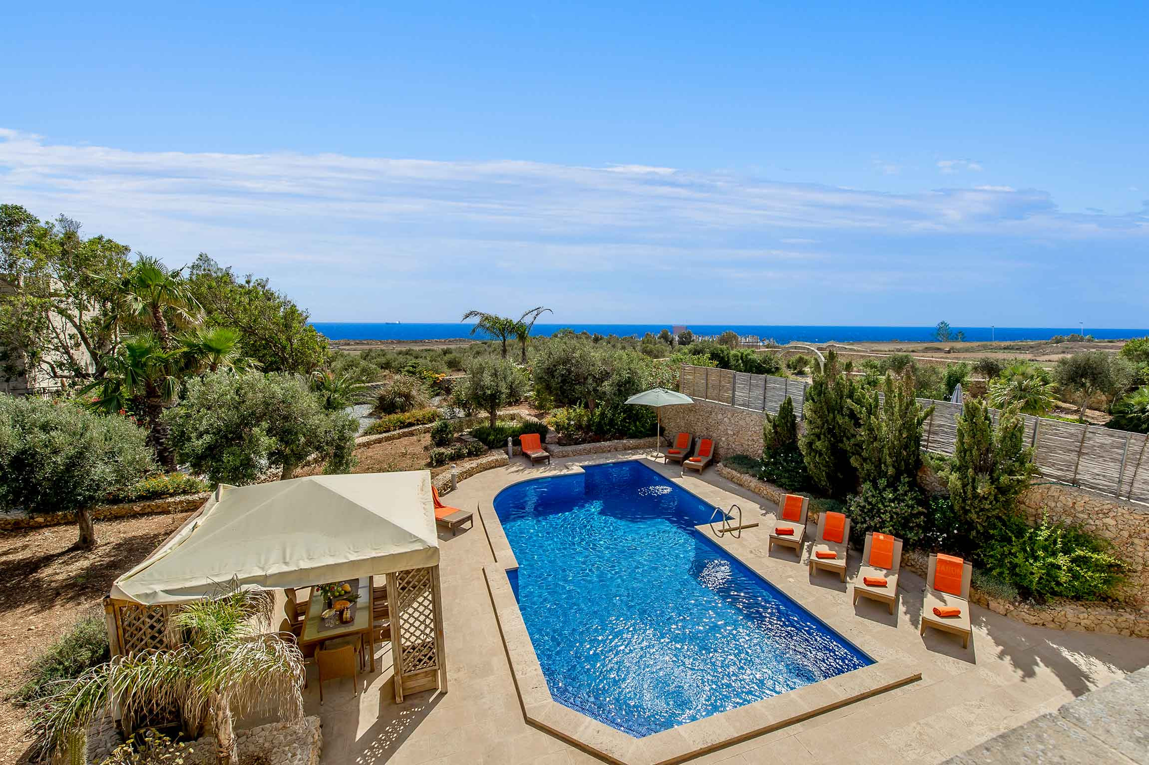 Mediterraner Garten mit Pool und Blick bis zum Meer