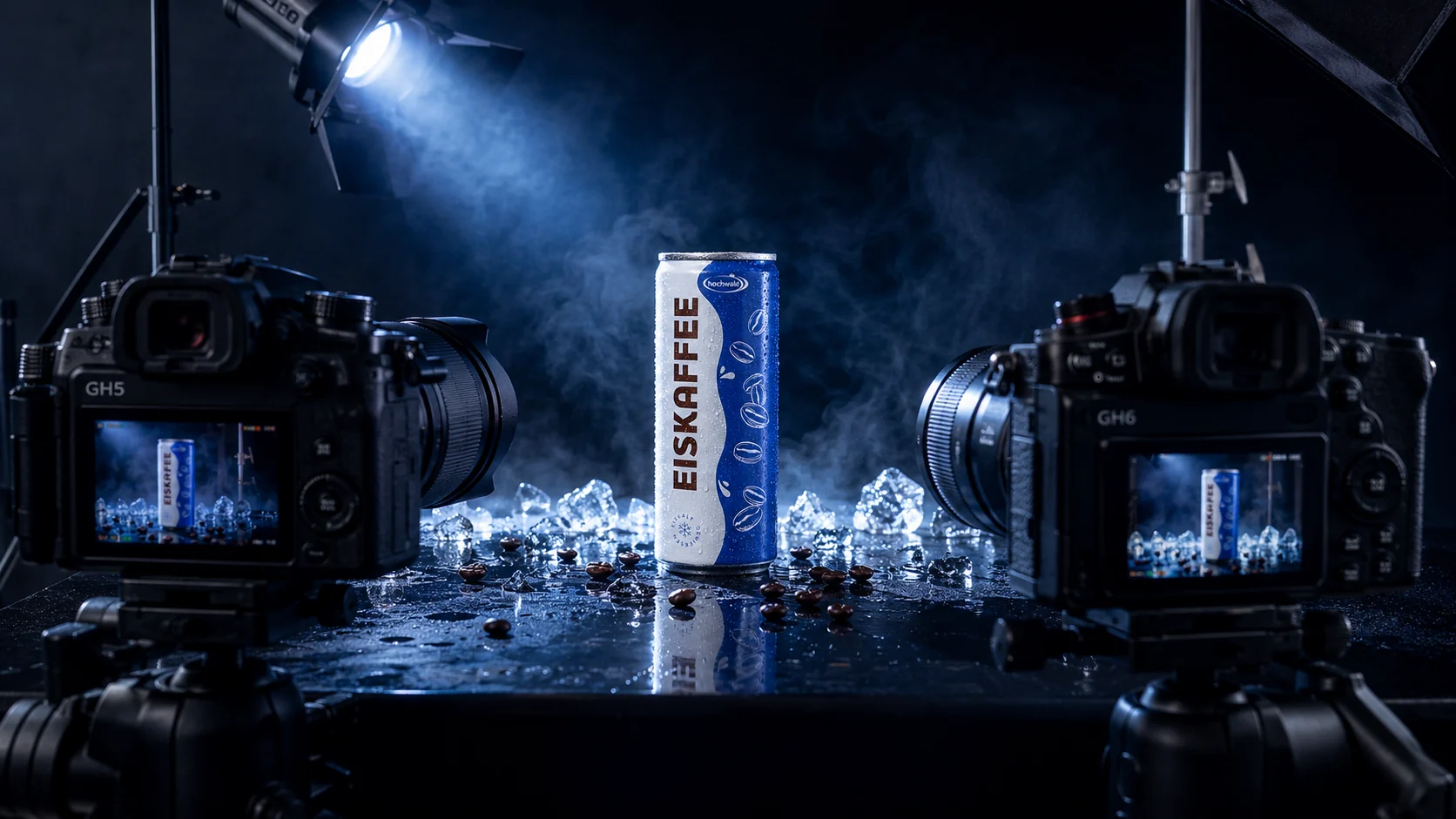 Zwei Kameras filmen eine inszenierte Eiskaffee-Dose